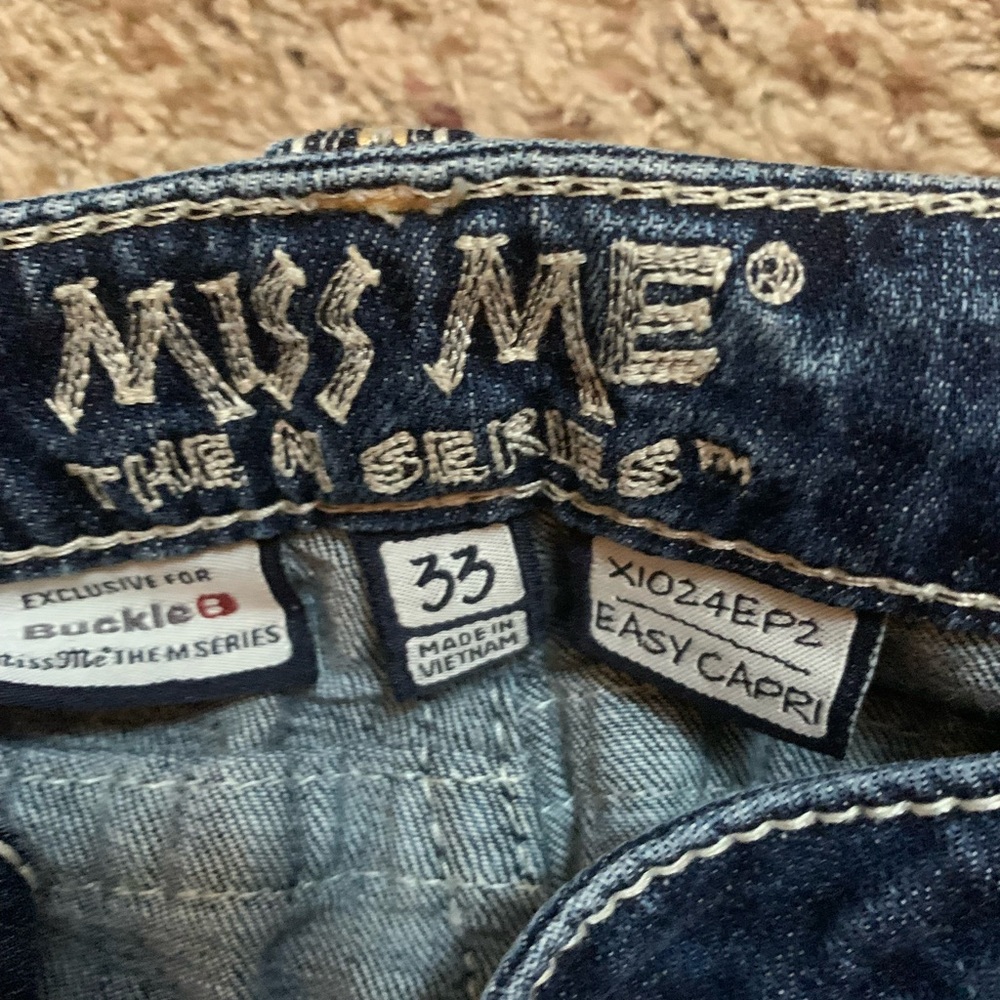 COPY - Miss me jeans. Easy capri size 33.